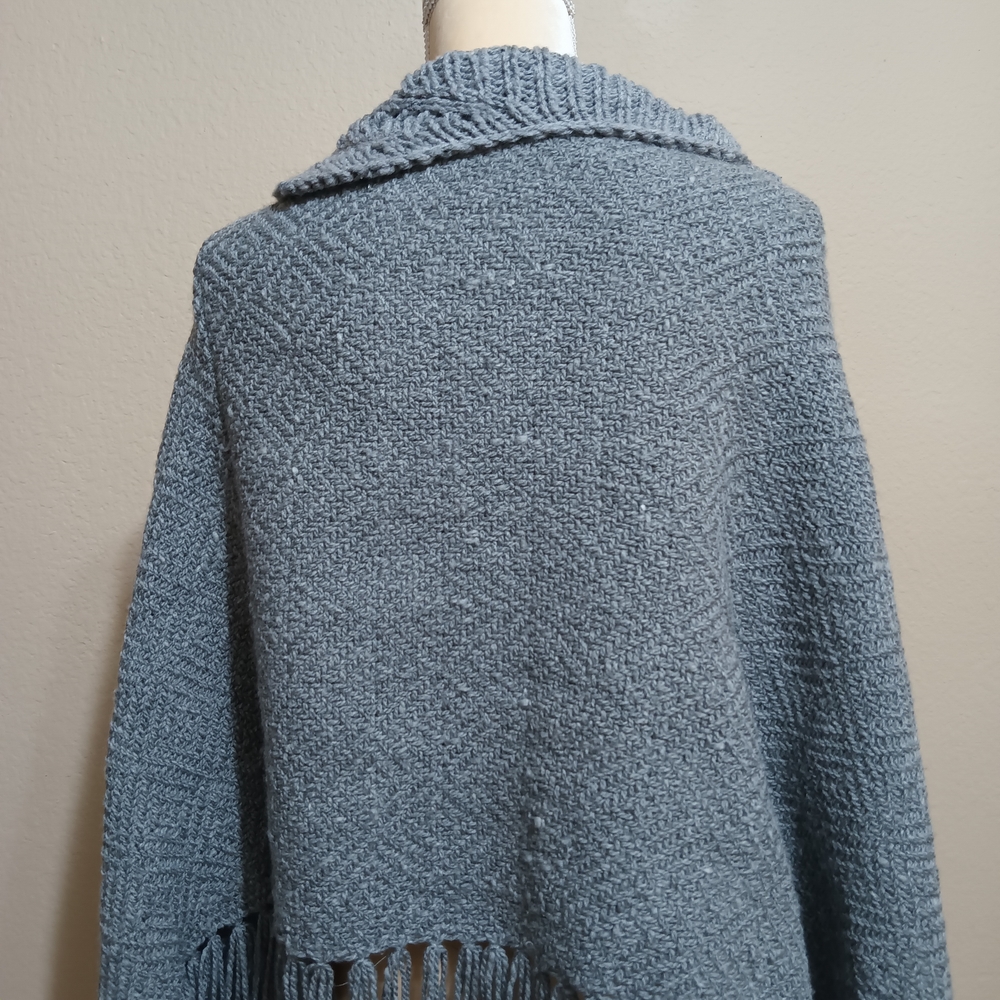 Chic Gray and Burgundy Women's Poncho Set - Picture 9 of 10